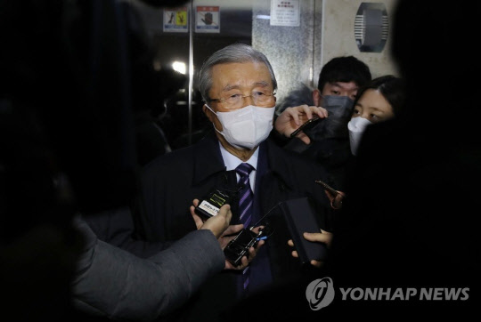 총괄선대위원장직에서 물러나겠다는 뜻을 밝힌 김종인 총괄선대위원장이 5일 오전 서울 종로구 자신의 사무실로 출근하며 취재진 질문에 답하고 있다. 연합뉴스